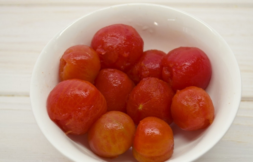 1. Этап. Суп Гаспачо из помидоров: 2. После такой обработки кожура сама сползает с томатов. Очищаю их и складываю в тарелку.