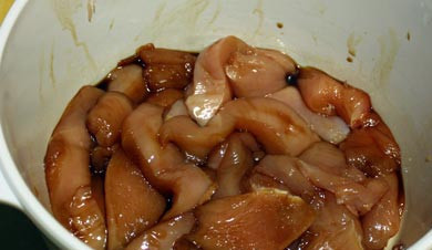 1. Этап. Курица в соевом соусе: 2. Режем курицу маленькими кусочками, и заливаем ее соевым соусом. Если хотите, можно добавить в маринад приправы.