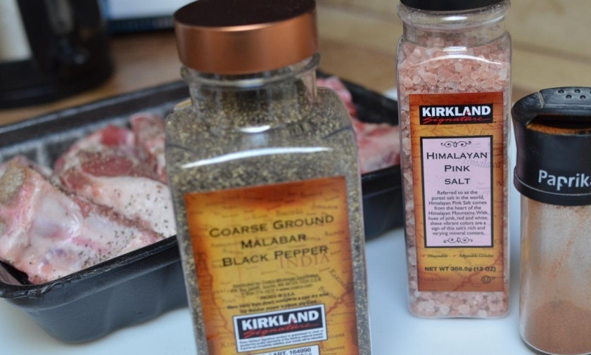 1. Этап. Свиные ребрышки запеченные с луком: Мясо хорошо натереть специями и солью.