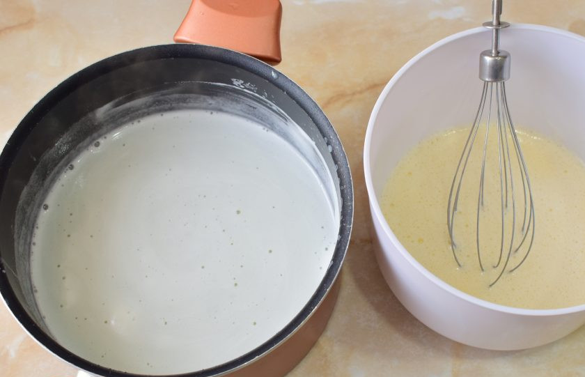 1. Этап. Французский крем для эклеров: Не переставая мешать яйца, вливайте горячее молоко. Затем всю массу снова верните на огонь.