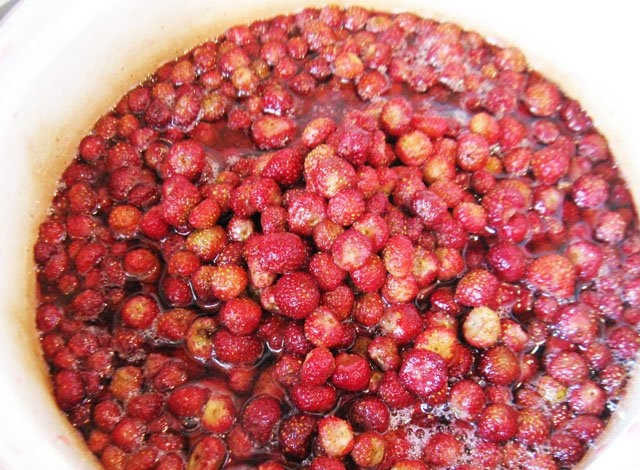 1. Этап. Земляничное варенье в сиропе: Огонь убавьте, добавьте в сироп ягоду. Варите минут 5, аккуратно перемешивая ягоду и снимая пенку время от времени. Потом дайте ягоде остыть.