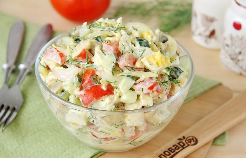 1. Этап. Салат с куриной грудкой и маринованным луком: Подавать можно как порционно, так и в общем салатнике. Приятного аппетита!