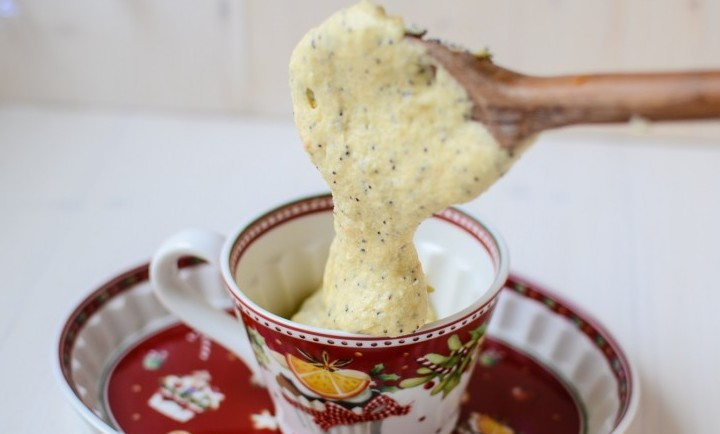 1. Этап. Маффины с маком: Наполнить чашку тестом на 3\4 высоты.