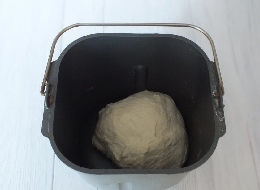 1. Этап. Хлеб на свежих дрожжах в хлебопечке: Как только тесто замесилось в мягкий комок, закройте крышку и не открывайте до окончания процесса.