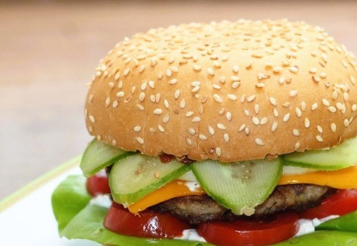 1. Этап. Дружбургер с котлетой и сыром: 12. Накрываем бургер верхним кусочком булочки. Бургер готов! Приятного аппетита!