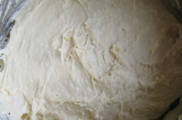 1. Этап. Бабушкины пирожки (самые вкусные): Добавьте сахар, яйца, соль и муку. Тщательно замесите тесто, а в конце добавьте сметану. Тесто не должно липнуть к рукам, в противном случае добавляйте еще муку.