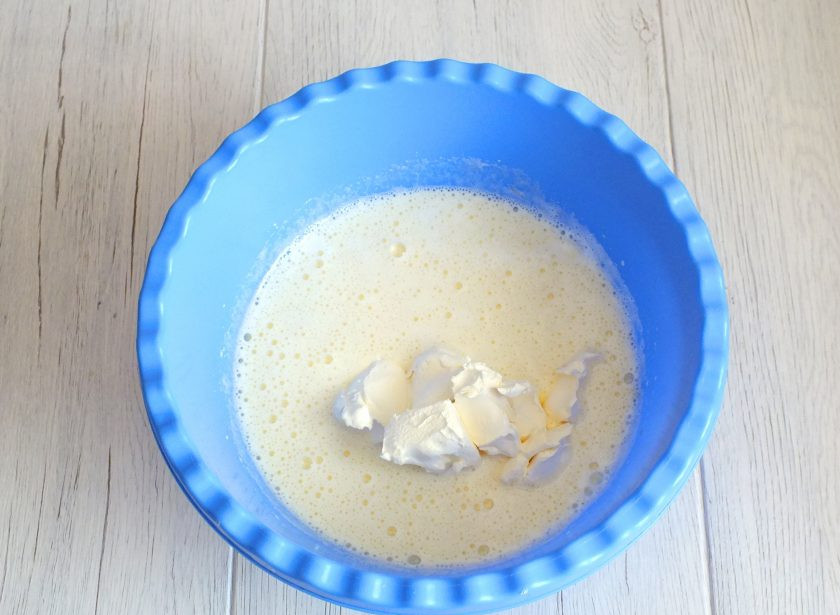 1. Этап. Кекс в пароварке: Добавьте мягкое сливочное масло, молоко и еще раз хорошо взбейте.