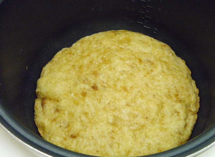 1. Этап. Постная коврижка в мультиварке: Пирог готов. Откройте мультиварку, дайте коврижке немного остыть.