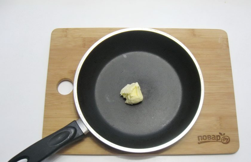 1. Этап. Творожная запеканка с яблоками и манкой: На горячую сковороду выложите кусочек сливочного масла.