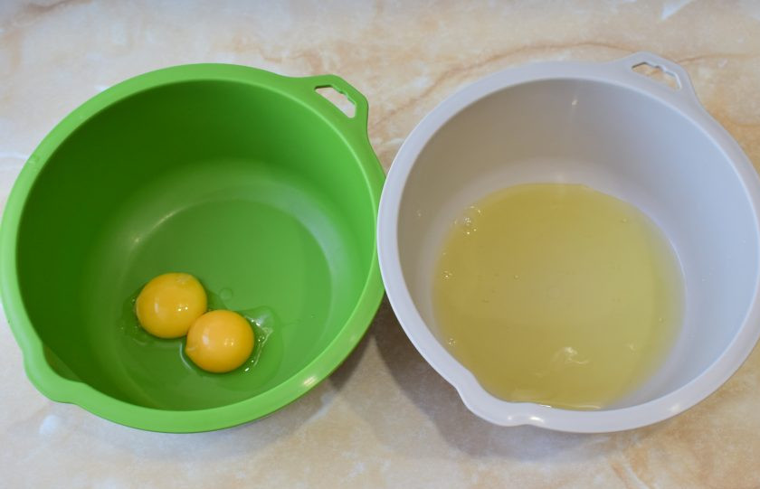 1. Этап. Каша Гурьевская: Яйца разделите на белки и желтки.