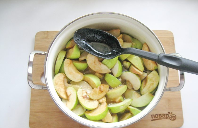 1. Этап. Варенье из яблок и слив: Залейте яблоки сиропом.