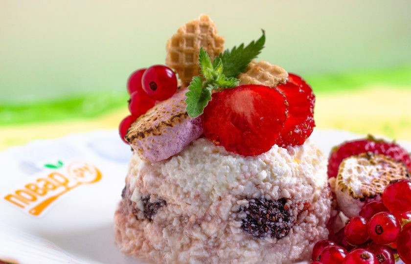 1. Этап. Творожный десерт с маршмеллоу: Переверните десерт на тарелку и украсьте! Приятного аппетита!