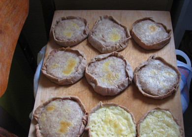 1. Этап. Бурятские шаньги: 6. За 5-7 минут до готовности можно полить небольшим количеством растопленного масла. Вот такие аппетитные корзинки получились. Заинтригованы? Это обязательно стоит попробовать в качестве разнообразия.