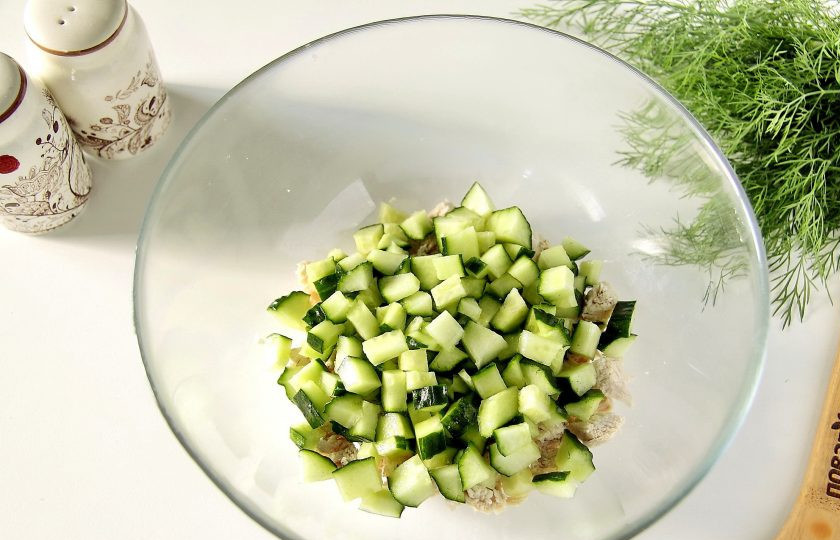 1. Этап. Салат с куриной грудкой и маринованным луком: Добавьте к курице нарезанные огурцы.