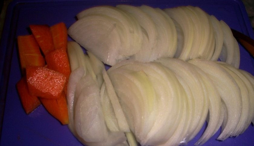 1. Этап. Рецепт кускуса по-арабски: Крупно нарежьте мясо, морковь и лук.