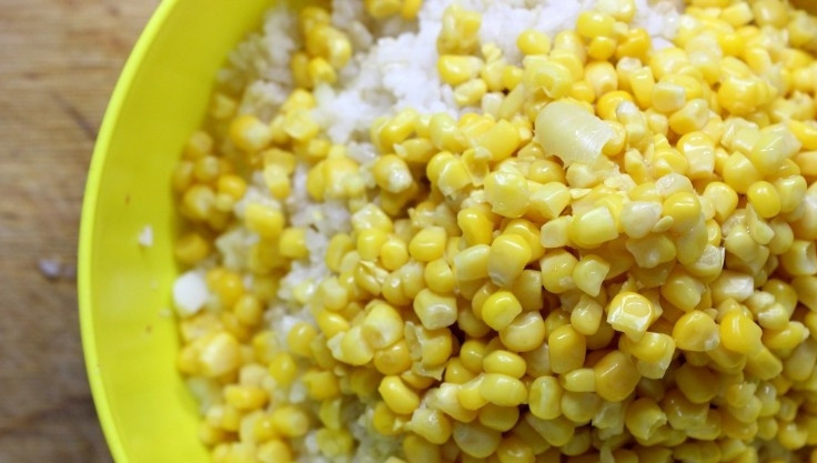 1. Этап. Вкусный крабовый салат: Мелко рубим яйца, оставляем один яичный желток для соуса. Добавляем в салат кукурузу, мелко нарезанный лук. По желанию его можно залить кипятком, чтобы избавиться от излишней горечи.