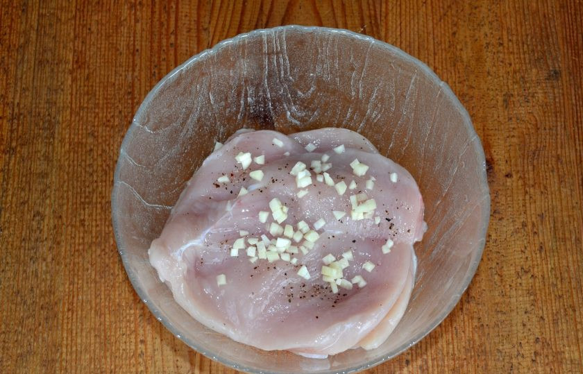 1. Этап. Куриная грудка на мангале: Добавьте измельченный чеснок.