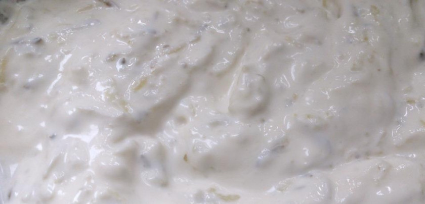 1. Этап. Соус из сливок и майонеза: Все тщательно перемешиваем до однородной консистенции, добавляем специи. Отправляем в холодильник до подачи. Приятного аппетита!