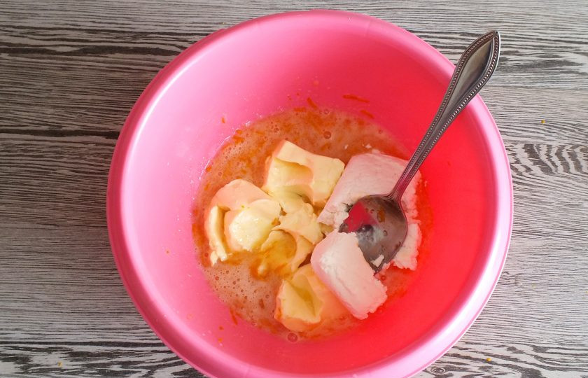 1. Этап. Мини-штоллены: Введите мягкое сливочное масло и творог. Хорошо перемешайте.