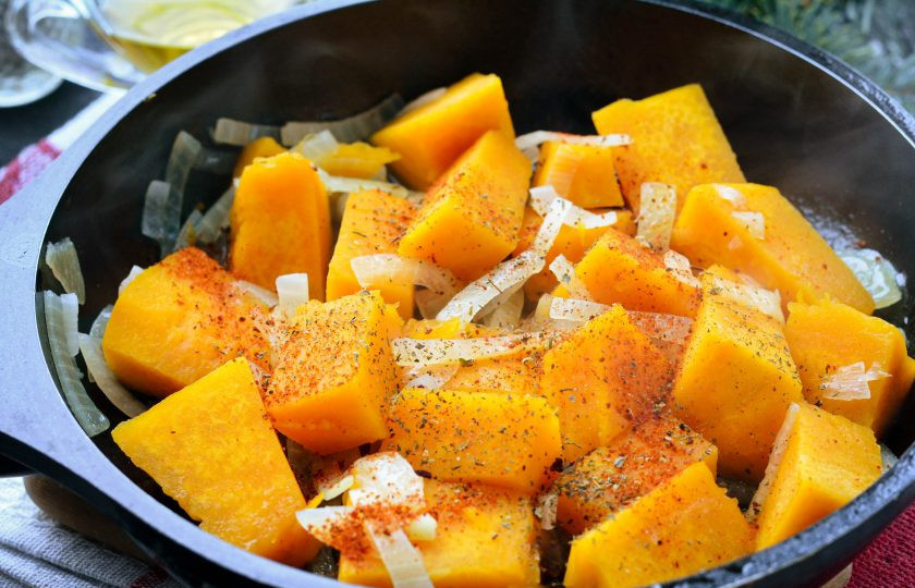 1. Этап. Тыква жареная на сковороде: Добавьте в блюдо специи и соль, перемешайте и жарьте все вместе еще 5 минут.