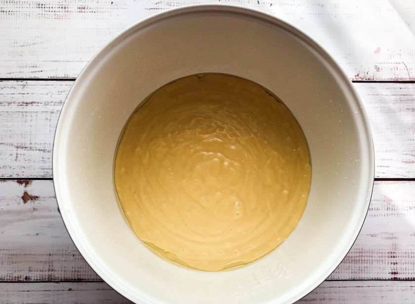 1. Этап. Сметанный бисквит в мультиварке: Чашу мультиварки смажьте растительным маслом и вылейте подготовленное тесто. Включите режим 