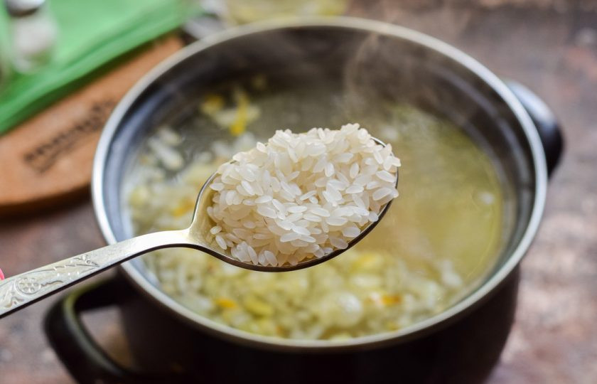 1. Этап. Куриный суп с базиликом: Следом добавьте рис в суп. Варите суп 15 минут. Добавьте соль и перец по вкусу.