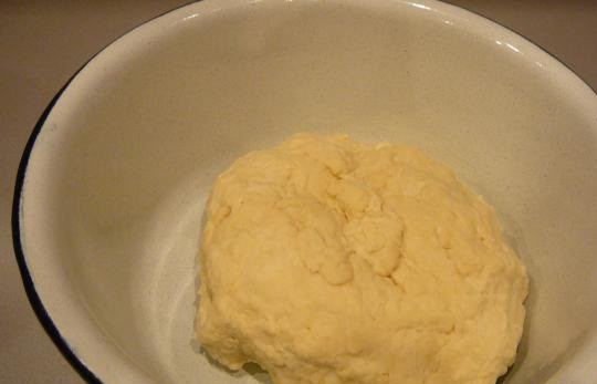 1. Этап. Конвертики с сыром: 1. Первым делом нужно заняться тестом. В кефире растворить соль и сахар, а затем постепенно всыпать просеянную муку. Тесто должно получится мягким, но не липнуть к рукам. Оставить его на 30-40 минут, чтобы оно 