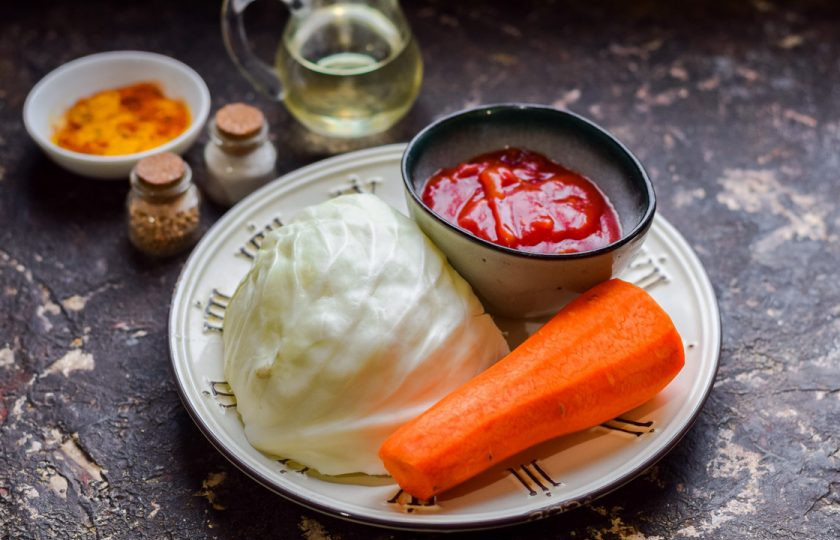 1. Этап. Капуста с аджикой: Подготовьте ингредиенты.