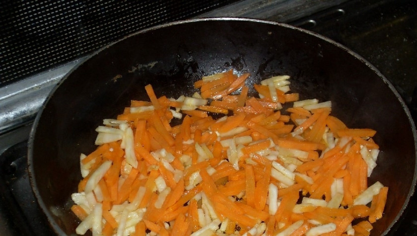 1. Этап. Гороховый суп с грибами: 3. Почистите морковь и сельдерей, порежьте маленькими брусочками. Шампиньоны порежьте небольшими кусочками. На сковородке пассеруйте овощи, грибы обжарьте.