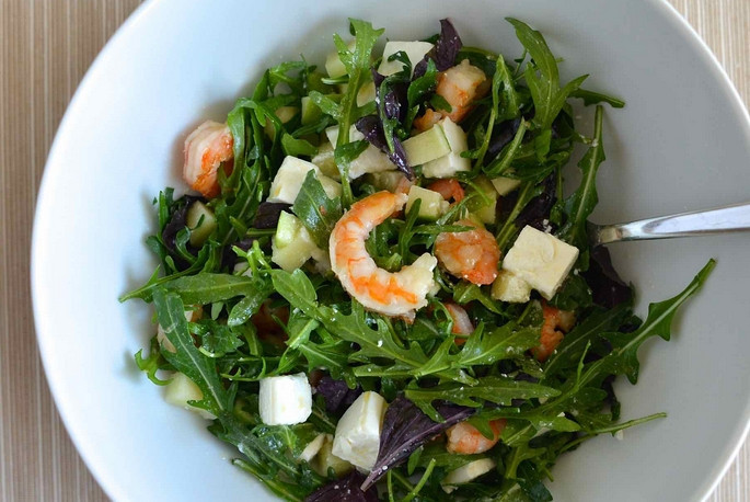 1. Этап. Cалат с руколой и креветками: Складываем обжаренные очищенные креветки с салатницу. Добавляем фету, рукколу, яблоко. Выжимаем сок половины лимона и добавляем немного оливкового масла. Перемешиваем.