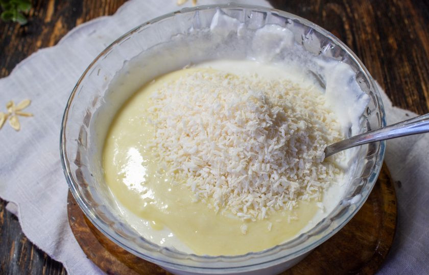 1. Этап. Рулет Рафаэлло: В крем добавьте растопленный шоколад и 100 грамм кокосовой стружки (50 грамм отложите для посыпки).