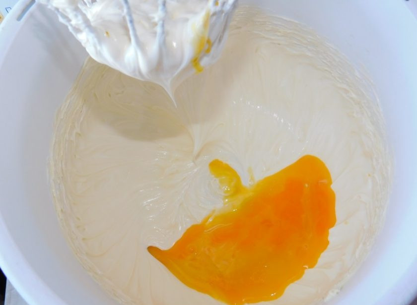 1. Этап. Песочное печенье с конфитюром: Добавьте желтки.