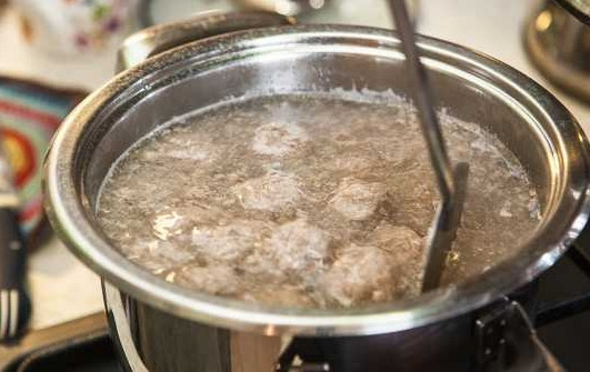 1. Этап. Фрикадельки в суп: 6. После повторного закипания, когда фрикадельки всплывут на поверхность, варите их 3-5 минут на среднем огне. После аккуратно достаньте шумовкой и выложите на тарелку.