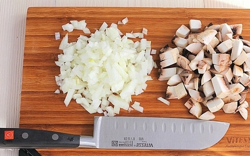 1. Этап. Картофляники с грибами: 2. Пока готовится картошка, можно заняться начинкой. Очистите и измельчите лук и грибы.