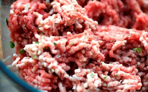 1. Этап. Колбаски-гриль для дружной компании: Затем замаринованное мясо с помощью мясорубки измельчаем в фарш.