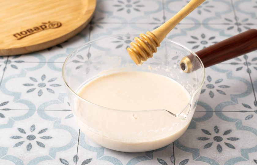 1. Этап. Вкусное молоко с медом: Удалите пряности из сотейника, слегка остудите молоко, чтобы оно было не обжигающе горячим. Затем добавьте мёд по вкусу и перемешайте до его растворения.
