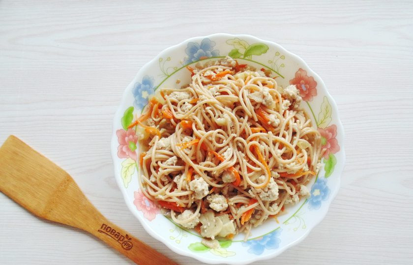 1. Этап. Гречневая лапша с фаршем: Перемешайте эти ингредиенты.