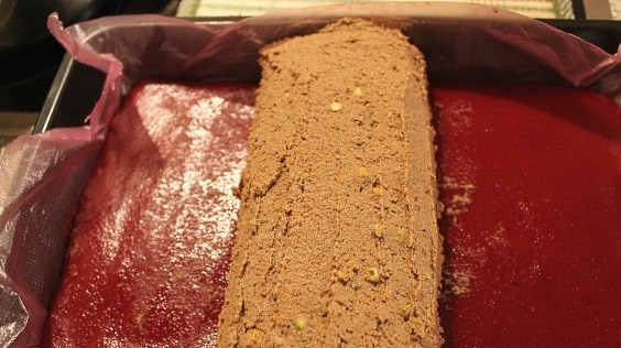 1. Этап. Рулет из печени в клюквенном муссе: 4. В форму с клюквенным муссом по центру выкладываю рулет из паштета, аккуратно заворачиваю оба края на паштет.