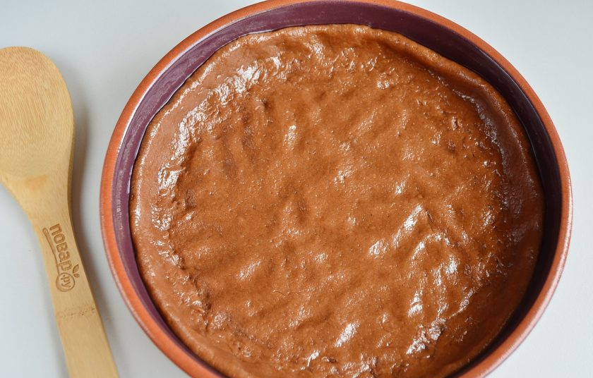 1. Этап. Шоколадная кростата: Форму для выпечки смажьте растительным маслом. В центр положите мягкое, пластичное тесто и пальцами растягивайте его, заполняя всю форму, сформируйте бортики. Если у вас вышло тесто плотное, то раскатайте его скалкой и перенесите в форму.