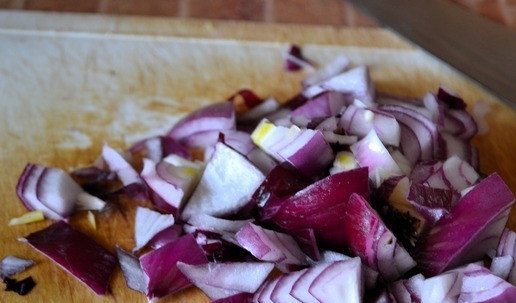 1. Этап. Постный салат с манго: Мелко нарезать лук.