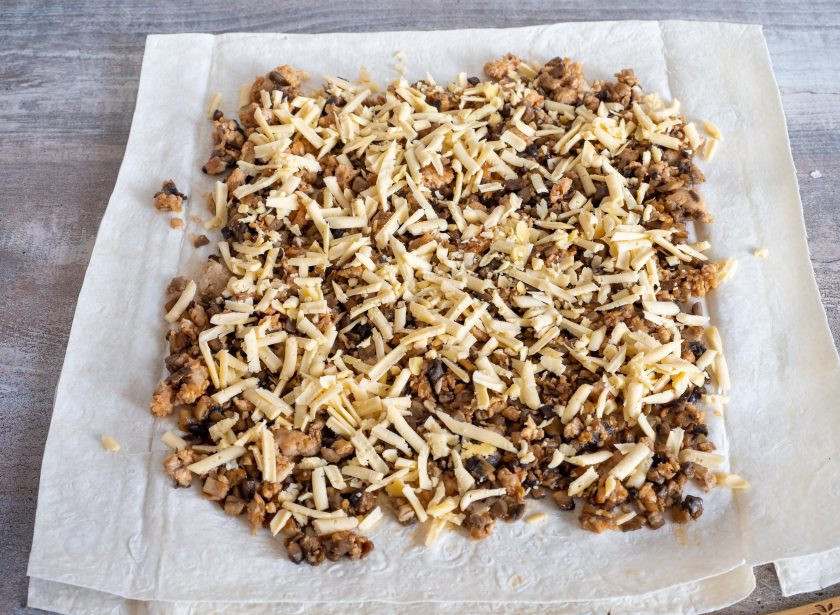 1. Этап. Лаваш с фаршем и грибами: Затем присыпьте натертым сыром.