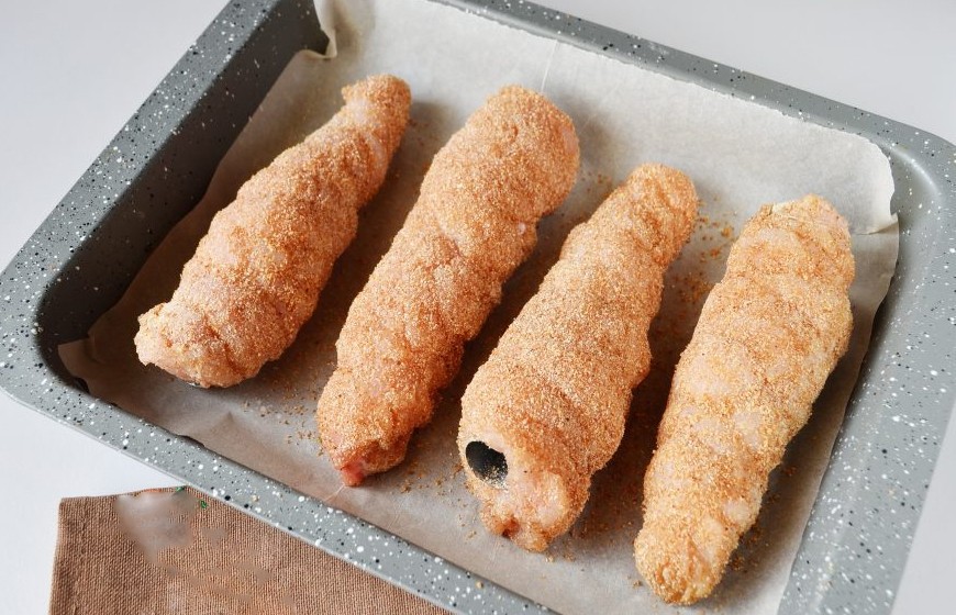 1. Stage. Stuffed chicken rolls: Cover the baking dish with parchment and oil. Roll chicken rolls in breadcrumbs and bake at 220 degrees 25 minutes. Place the meat in a well preheated oven to make it juicy.