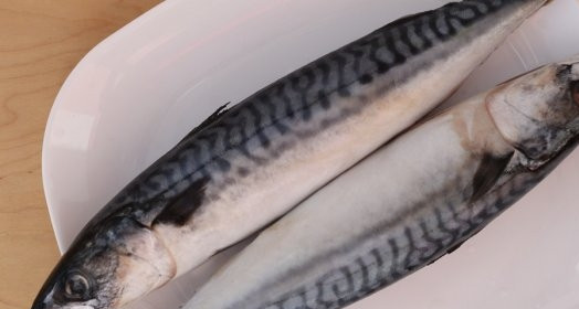 1. Этап. Скумбрия в духовке в фольге: Рыбу выпотрошите, а затем тщательно промойте.