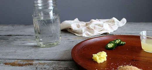 1. Этап. Закваска для пива: 1. Первым делом нужно нагреть немного воду, но она не должны быть горячей и это очень важно. Опустите туда дрожжи и перемешайте до полного растворения. Очистите корень имбиря и натрите на терке. Выжмите сок лимона.