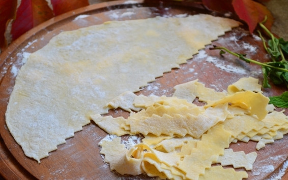 1. Этап. Хворост классический: 4. Делим тесто на части , после чего раскатываем его на тонкие пласты. При помощи специального кулинарного ножа режем тесто на фигурные заготовки (например, ромбы или прямоугольники). Для нарезки я использую фигурный нож для чебуреков.