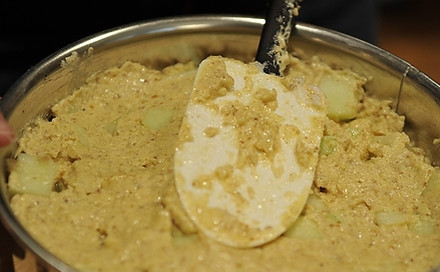 1. Этап. Американский яблочный пирог: Затем тесто выкладываем в смазанную маслом форму для выпекания кексов или тортов, разглаживаем верхнюю поверхность.