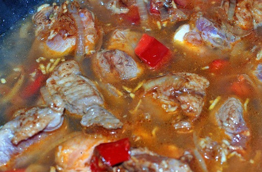 1. Этап. Перкельт из свинины: 6. Теперь можно влить около 100 миллилитров воды и накрыть крышкой. Когда закипит, убрать огонь до минимума и тушить около 45 минут (в зависимости от размера кусочков мяса).