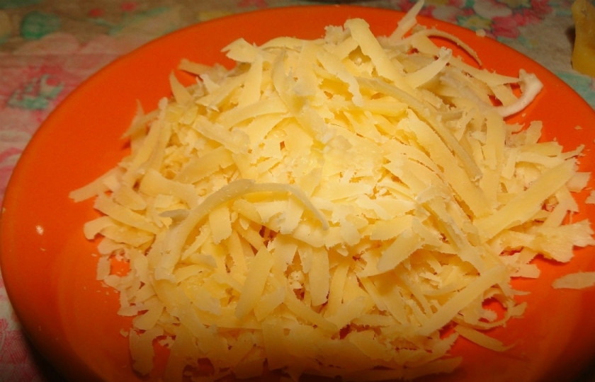 1. Этап. Котлеты с сыром и помидорами: 6. На терке натираем сыр.