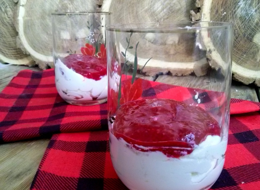 1. Этап. Творожно-малиновый десерт: Выложите поверх творожного слоя.