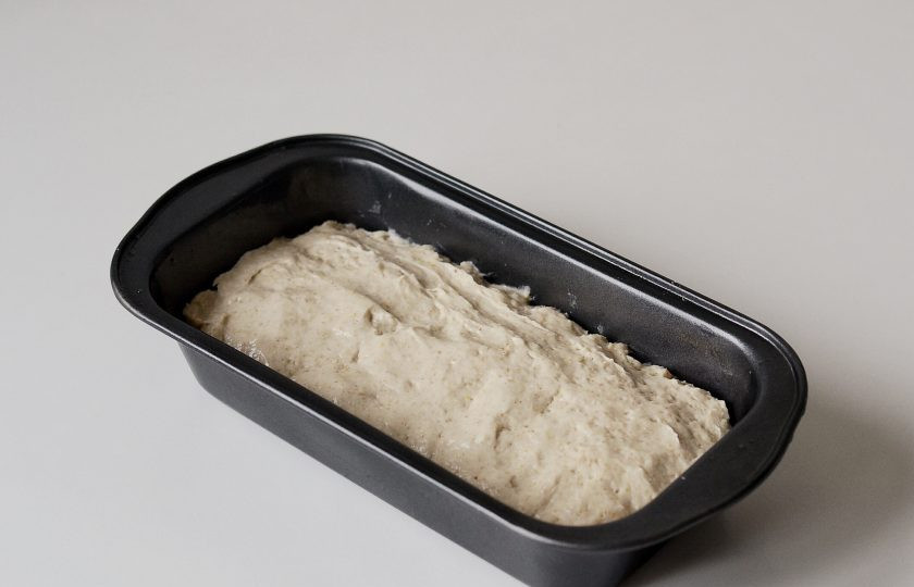 1. Этап. Хлеб без глютена: Мокрыми руками соберите тесто, переложите его в хорошо смазанную маслом форму. Накройте пленкой и оставьте примерно на 1 час подниматься. Тесто должно увеличиться в два раза.